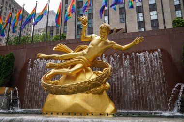 NEW YORK - 26 Haziran 2025: Manhattan şehir merkezindeki Rockefeller Center Aşağı Plaza 'da Prometheus Heykeli