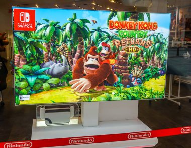 NEW YORK - 20 Şubat 2025: New York 'taki Rockefeller Center' da bulunan Nintendo New York amiral mağazasında Nintendo Geçiş konsolu