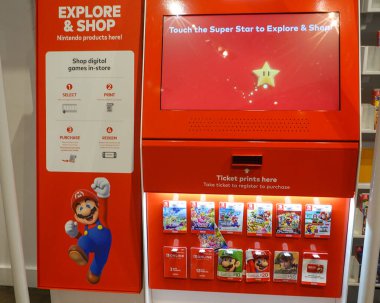 NEW YORK - 20 Şubat 2025: New York 'taki Rockefeller Center' da bulunan Nintendo New York bayrak mağazasında Nintendo ürünleri sergileniyor