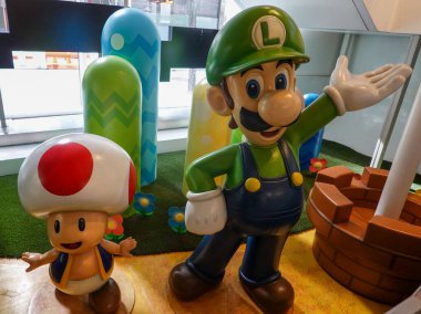 NEW YORK - 20 Şubat 2025: New York 'taki Rockefeller Center' da bulunan Nintendo New York 'taki Luigi ve Toad heykelleri