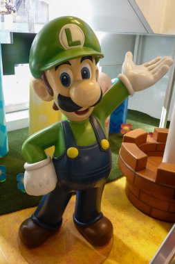 NEW YORK - 20 Şubat 2025: New York, New York 'taki Rockefeller Center' da bulunan Nintendo New York amiral mağazasında Luigi heykeli