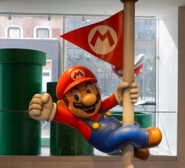 NEW YORK - 20 Şubat 2025: Manhattan, New York 'taki Rockefeller Center' da bulunan Nintendo New York amiral mağazasında Super Mario heykeli