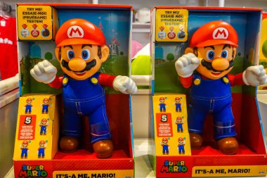 NEW YORK - 20 Şubat 2025: New York 'taki Rockefeller Center' da bulunan Nintendo New York amiral mağazasında Super Mario oyuncakları sergileniyor