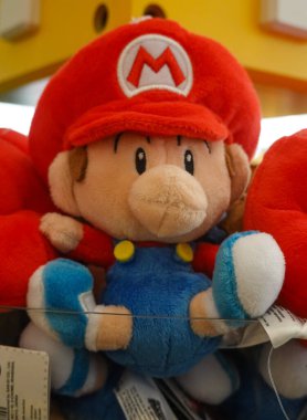 NEW YORK - 20 Şubat 2025: New York 'taki Rockefeller Center' da bulunan Nintendo New York 'taki Super Mario pelüş oyuncaklar