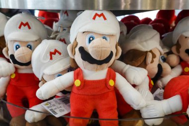 NEW YORK - 20 Şubat 2025: New York 'taki Rockefeller Center' da bulunan Nintendo New York 'taki Super Mario pelüş oyuncaklar