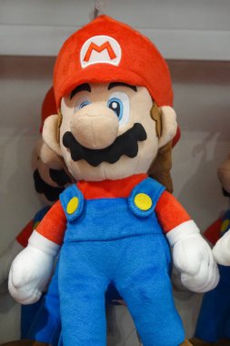 NEW YORK - 20 Şubat 2025: New York 'taki Rockefeller Center' da bulunan Nintendo New York 'taki Super Mario pelüş oyuncaklar