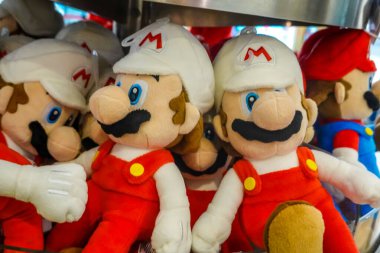 NEW YORK - 20 Şubat 2025: New York 'taki Rockefeller Center' da bulunan Nintendo New York 'taki Super Mario pelüş oyuncaklar