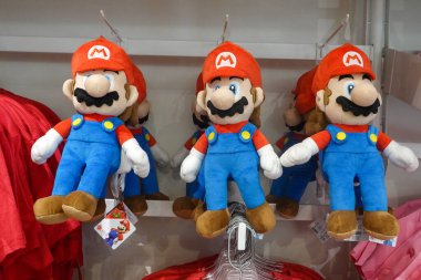 NEW YORK - 20 Şubat 2025: New York 'taki Rockefeller Center' da bulunan Nintendo New York 'taki Super Mario pelüş oyuncaklar