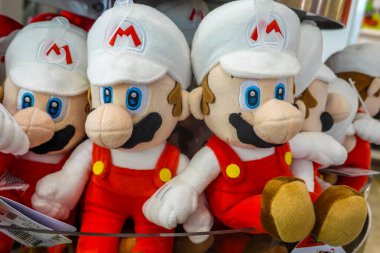 NEW YORK - 20 Şubat 2025: New York 'taki Rockefeller Center' da bulunan Nintendo New York 'taki Super Mario pelüş oyuncaklar