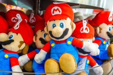 NEW YORK - 20 Şubat 2025: New York 'taki Rockefeller Center' da bulunan Nintendo New York 'taki Super Mario pelüş oyuncaklar