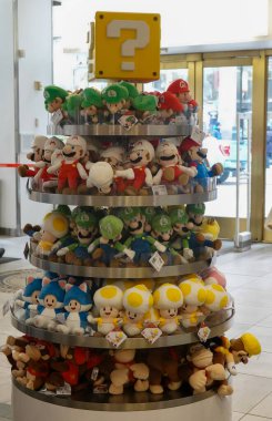 NEW YORK - 20 Şubat 2025: New York 'taki Rockefeller Center' da bulunan Nintendo New York 'taki Super Mario pelüş oyuncaklar