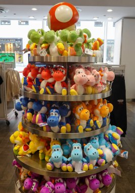 NEW YORK - 20 Şubat 2025: New York 'taki Rockefeller Center' da bulunan Nintendo New York 'taki Super Mario pelüş oyuncaklar