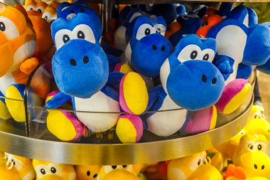 NEW YORK - 20 Şubat 2025: New York 'taki Rockefeller Center' da bulunan Nintendo New York 'taki Yoshi Super Mario pelüş oyuncakları