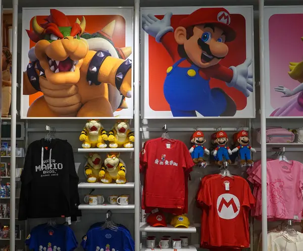 NEW YORK - 20 Şubat 2025: New York 'taki Rockefeller Center' da bulunan Nintendo New York bayrak mağazasında Super Mario ürünleri ve pelüş oyuncaklar