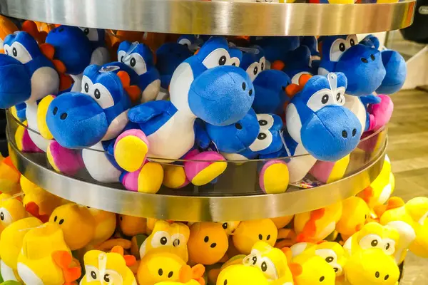 NEW YORK - 20 Şubat 2025: New York 'taki Rockefeller Center' da bulunan Nintendo New York 'taki Yoshi Super Mario pelüş oyuncakları