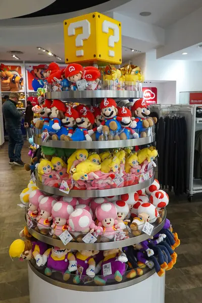 NEW YORK - 20 Şubat 2025: New York 'taki Rockefeller Center' da bulunan Nintendo New York 'taki Super Mario pelüş oyuncaklar