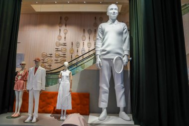 NEW YORK - 26 Haziran 2025: Lacoste New York 'un ikonik 5. caddesinde yeni bir amiral dükkanı açtı