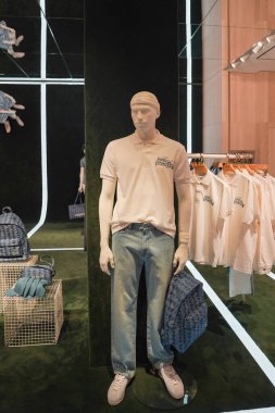 NEW YORK - 26 Haziran 2025: Lacoste New York 'un ikonik 5. caddesinde yeni bir amiral dükkanı açtı