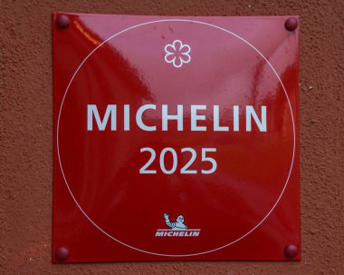 MONFORTE D 'ALBA, İtalya - 20 Mayıs 2025: Monforte d' Alba 'daki Borgo Sant' Anna restoranında bir yıldız Michelin Rehberi plaketi