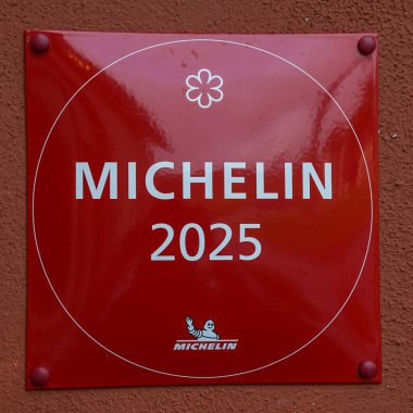 MONFORTE D 'ALBA, İtalya - 20 Mayıs 2025: Monforte d' Alba 'daki Borgo Sant' Anna restoranında bir yıldız Michelin Rehberi plaketi