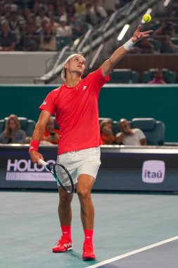 MIAMI GARDENS, FLORIDA - 30 Mart 2025: Çek Cumhuriyeti 'nden Jakub Mensik, Sırbistan' dan Novak Cokoviç ile oynadığı erkekler final maçında Hard Rock Stadyumu 'nda 2025 Miami Open