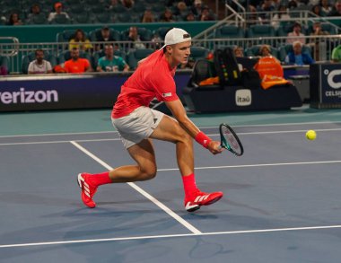 MIAMI GARDENS, FLORIDA - 30 Mart 2025: Çek Cumhuriyeti 'nden Jakub Mensik, Sırbistan' dan Novak Cokoviç ile oynadığı erkekler final maçında Hard Rock Stadyumu 'nda 2025 Miami Open