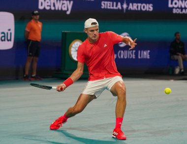 MIAMI GARDENS, FLORIDA - 30 Mart 2025: Çek Cumhuriyeti 'nden Jakub Mensik, Sırbistan' dan Novak Cokoviç ile oynadığı erkekler final maçında Hard Rock Stadyumu 'nda 2025 Miami Open