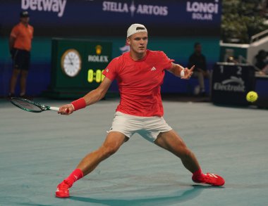 MIAMI GARDENS, FLORIDA - 30 Mart 2025: Çek Cumhuriyeti 'nden Jakub Mensik, Sırbistan' dan Novak Cokoviç ile oynadığı erkekler final maçında Hard Rock Stadyumu 'nda 2025 Miami Open