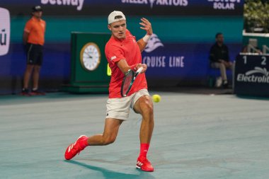 MIAMI GARDENS, FLORIDA - 30 Mart 2025: Çek Cumhuriyeti 'nden Jakub Mensik, Sırbistan' dan Novak Cokoviç ile oynadığı erkekler final maçında Hard Rock Stadyumu 'nda 2025 Miami Open