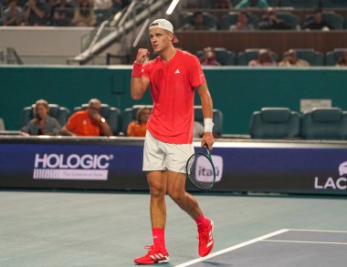 MIAMI GARDENS, FLORIDA - 30 Mart 2025: Çek Cumhuriyeti 'nden Jakub Mensik, Sırbistan' dan Novak Cokoviç ile 2025 Miami Açık 'ta oynanan Hard Rock Stadyumu' nda oynanan erkekler final maçında tepki gösterdi