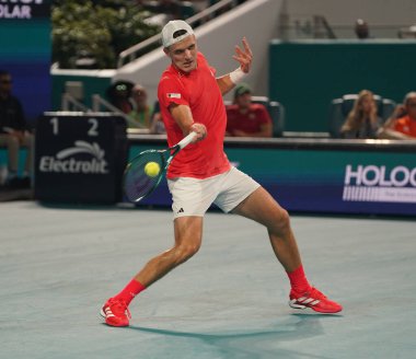 MIAMI GARDENS, FLORIDA - 30 Mart 2025: Çek Cumhuriyeti 'nden Jakub Mensik, Sırbistan' dan Novak Cokoviç ile oynadığı erkekler final maçında Hard Rock Stadyumu 'nda 2025 Miami Open