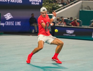 MIAMI GARDENS, FLORIDA - 30 Mart 2025: Çek Cumhuriyeti 'nden Jakub Mensik, Sırbistan' dan Novak Cokoviç ile oynadığı erkekler final maçında Hard Rock Stadyumu 'nda 2025 Miami Open