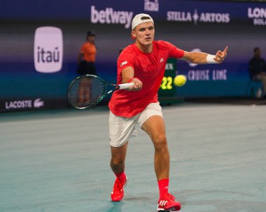 MIAMI GARDENS, FLORIDA - 30 Mart 2025: Çek Cumhuriyeti 'nden Jakub Mensik, Sırbistan' dan Novak Cokoviç ile oynadığı erkekler final maçında Hard Rock Stadyumu 'nda 2025 Miami Open