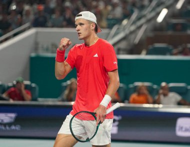 MIAMI GARDENS, FLORIDA - 30 Mart 2025: Çek Cumhuriyeti 'nden Jakub Mensik, Sırbistan' dan Novak Cokoviç ile 2025 Miami Açık 'ta oynanan Hard Rock Stadyumu' nda oynanan erkekler final maçında tepki gösterdi