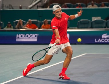 MIAMI GARDENS, FLORIDA - 30 Mart 2025: Çek Cumhuriyeti 'nden Jakub Mensik, Sırbistan' dan Novak Cokoviç ile oynadığı erkekler final maçında Hard Rock Stadyumu 'nda 2025 Miami Open