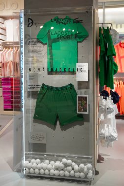 NEW YORK - 26 Haziran 2025: Novak Cokoviç 'in koleksiyonu New York' un ikonik 5. caddesindeki yeni açılan Lacoste bayrak gemisi mağazasında sergileniyor