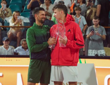 MIAMI GARDENS, FLORIDA - 30 Mart 2025 Miami Açık şampiyonu Jakub Mensik (R) ve finalist Novak Cokoviç, Hard Rock Stadyumu 'ndaki erkekler tekler finalinin ardından düzenlenen kupa sunumunda