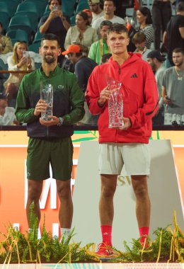 MIAMI GARDENS, FLORIDA - 30 Mart 2025 Miami Açık şampiyonu Jakub Mensik (R) ve finalist Novak Cokoviç, Hard Rock Stadyumu 'ndaki erkekler tekler finalinin ardından düzenlenen kupa sunumunda