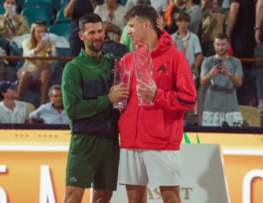 MIAMI GARDENS, FLORIDA - 30 Mart 2025 Miami Açık şampiyonu Jakub Mensik (R) ve finalist Novak Cokoviç, Hard Rock Stadyumu 'ndaki erkekler tekler finalinin ardından düzenlenen kupa sunumunda