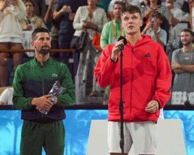 MIAMI GARDENS, FLORIDA - 30 Mart 2025 Miami Açık şampiyonu Jakub Mensik (R) ve finalist Novak Cokoviç, Hard Rock Stadyumu 'ndaki erkekler tekler finalinin ardından düzenlenen kupa sunumunda