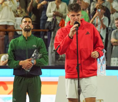 MIAMI GARDENS, FLORIDA - 30 Mart 2025 Miami Açık şampiyonu Jakub Mensik (R) ve finalist Novak Cokoviç, Hard Rock Stadyumu 'ndaki erkekler tekler finalinin ardından düzenlenen kupa sunumunda