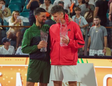 MIAMI GARDENS, FLORIDA - 30 Mart 2025 Miami Açık şampiyonu Jakub Mensik (R) ve finalist Novak Cokoviç, Hard Rock Stadyumu 'ndaki erkekler tekler finalinin ardından düzenlenen kupa sunumunda