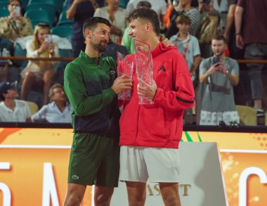 MIAMI GARDENS, FLORIDA - 30 Mart 2025 Miami Açık şampiyonu Jakub Mensik (R) ve finalist Novak Cokoviç, Hard Rock Stadyumu 'ndaki erkekler tekler finalinin ardından düzenlenen kupa sunumunda