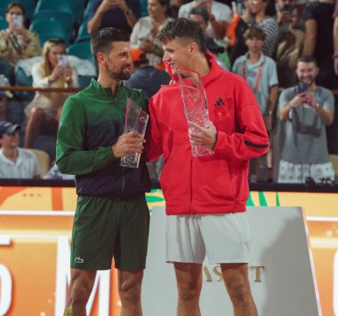 MIAMI GARDENS, FLORIDA - 30 Mart 2025 Miami Açık şampiyonu Jakub Mensik (R) ve finalist Novak Cokoviç, Hard Rock Stadyumu 'ndaki erkekler tekler finalinin ardından düzenlenen kupa sunumunda