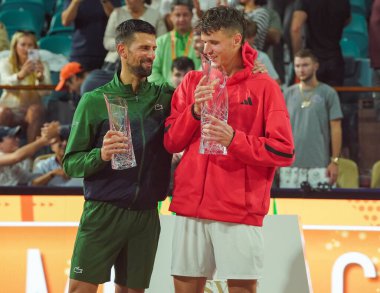 MIAMI GARDENS, FLORIDA - 30 Mart 2025 Miami Açık şampiyonu Jakub Mensik (R) ve finalist Novak Cokoviç, Hard Rock Stadyumu 'ndaki erkekler tekler finalinin ardından düzenlenen kupa sunumunda