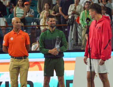 MIAMI GARDENS, FLORIDA - 30 Mart 2025 Miami Açık şampiyonu Jakub Mensik (R) ve finalist Novak Cokoviç, Hard Rock Stadyumu 'ndaki erkekler tekler finalinin ardından düzenlenen kupa sunumunda