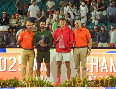MIAMI GARDENS, FLORIDA - 30 Mart 2025 Miami Açık şampiyonu Jakub Mensik (R) ve finalist Novak Cokoviç, Hard Rock Stadyumu 'ndaki erkekler tekler finalinin ardından düzenlenen kupa sunumunda