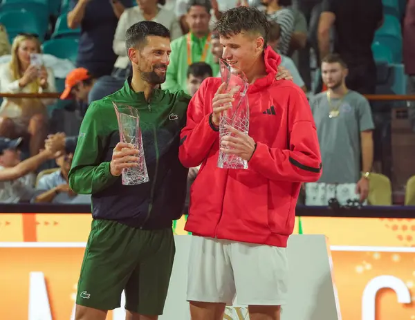 MIAMI GARDENS, FLORIDA - 30 Mart 2025 Miami Açık şampiyonu Jakub Mensik (R) ve finalist Novak Cokoviç, Hard Rock Stadyumu 'ndaki erkekler tekler finalinin ardından düzenlenen kupa sunumunda