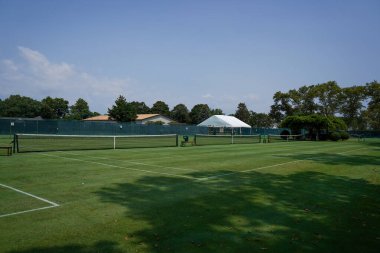 Çimen tenis kortları yaz için hazır.