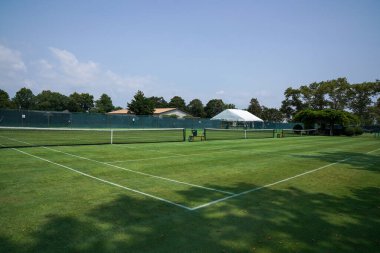 Çimen tenis kortları yaz için hazır.